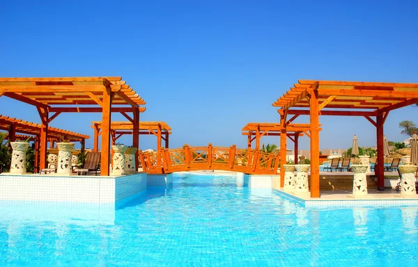 Luxury swimming pool and pergola in resort hotel — Stock Photo, Image