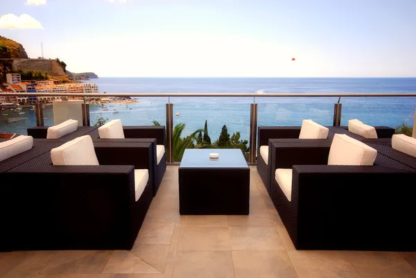 Bella terrazza con vista sul paesaggio marino mediterraneo Foto Stock