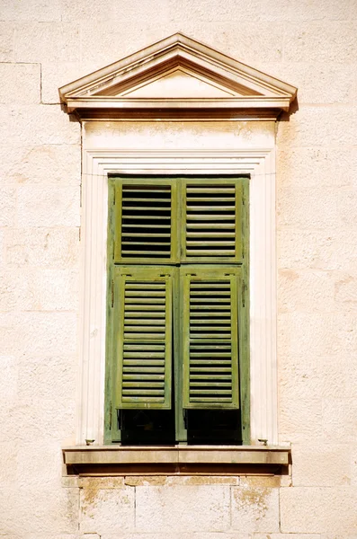 Окно с зелеными ставнями в старом доме (Италия) ) — стоковое фото