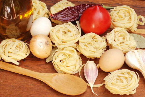 Tagliatelle pasta ingrediënten op houten bord — Stockfoto