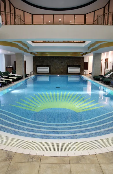 Красивий критий басейн в готельному курорті — стокове фото