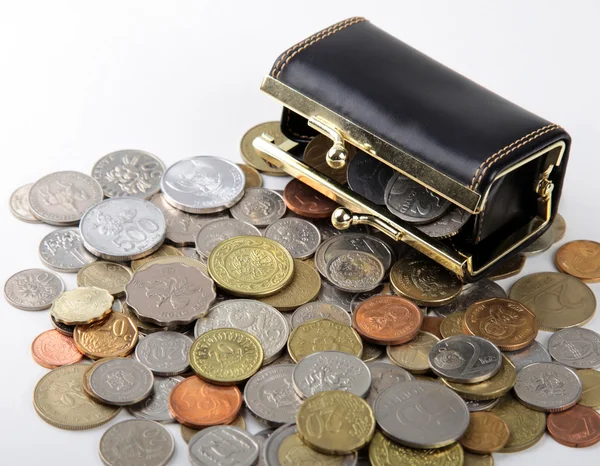 Черный кошелек с монетами разных стран — стоковое фото