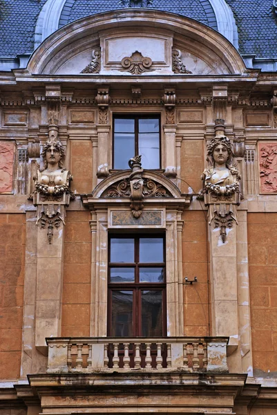 Украшенный фасад в стиле барокко — стоковое фото