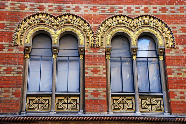 Украшенные окна греческой православной церкви, Вена, Австрия — стоковое фото