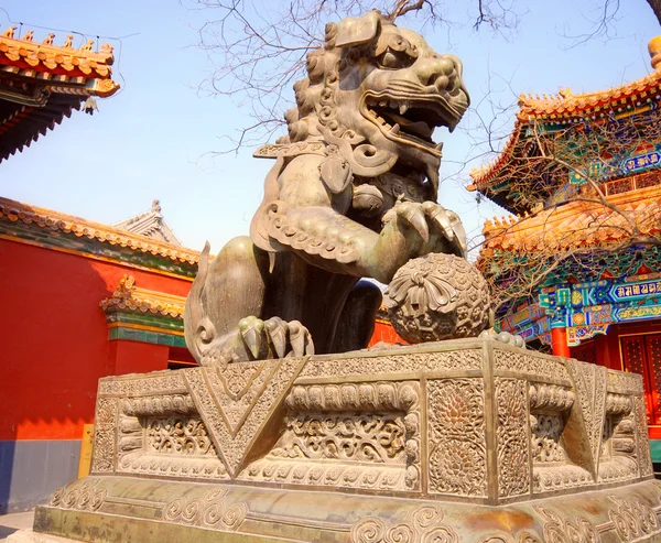 Ancient bronze lion (Beijing, China) — Stok fotoğraf
