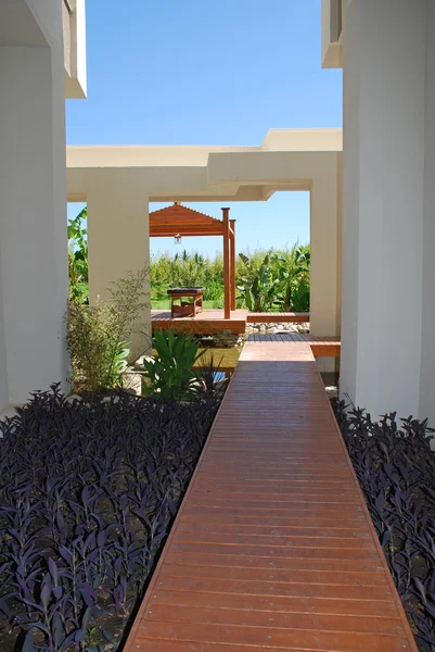 Sentiero in legno per il padiglione del resort estivo per massaggi — Foto Stock