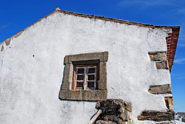 Старый белый дом — стоковое фото