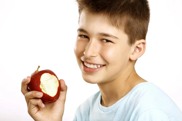 Pojke äter äpple — Stockfoto