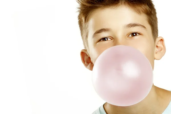Chico hacer burbuja con masticar — Foto de Stock
