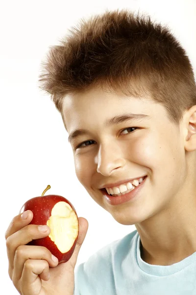 Pojke äter äpple — Stockfoto