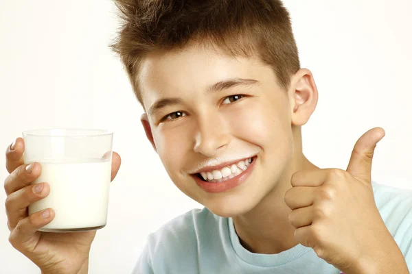 Chłopiec pić mleko — Zdjęcie stockowe
