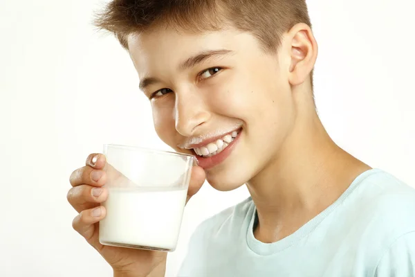 Ragazzo bere latte — Foto Stock