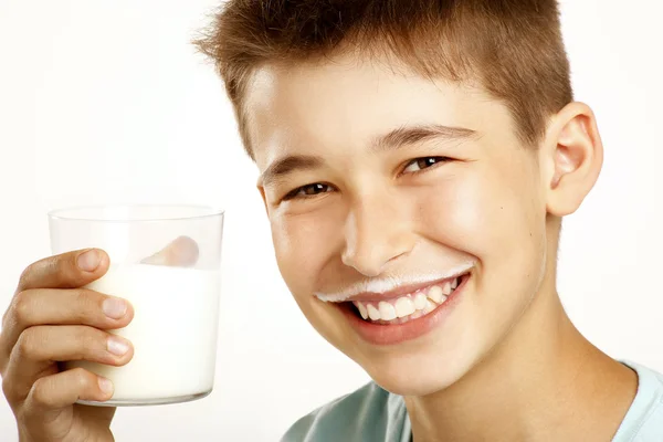 Chłopiec pić mleko — Zdjęcie stockowe