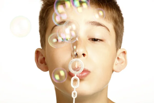 Bambino gioca con le bolle Foto Stock