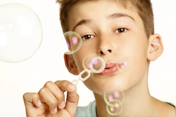 Niño jugar con burbujas Imagen de archivo