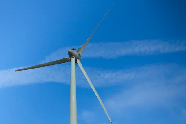 Большая ветряная турбина и голубое небо — стоковое фото