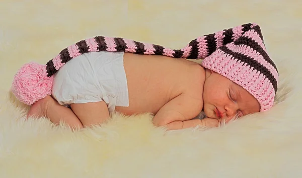 Csecsemő alszik a fehér birkák ruházat. — Stock Fotó