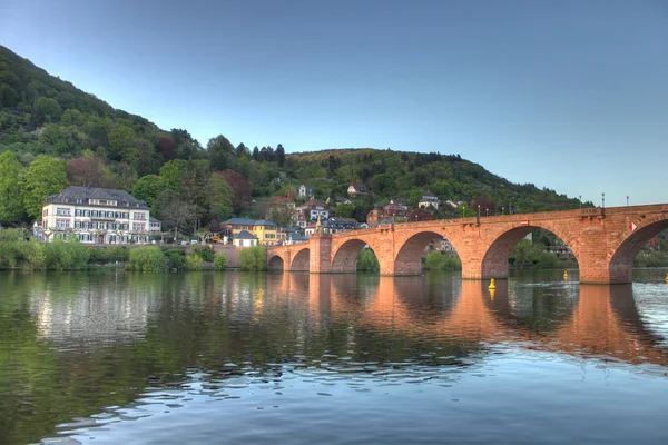Oude brug over de rivier de neckar in heidelberg — Stockfoto
