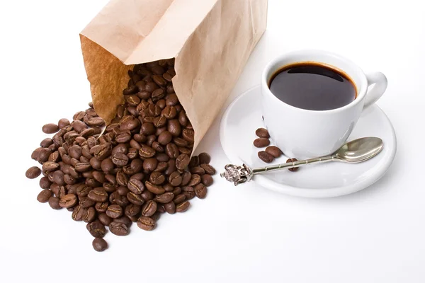 Kopje koffie en een pakje — Stockfoto