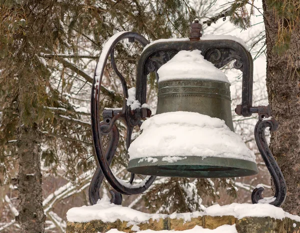 Dzwon miasto pokryte śniegiem — Zdjęcie stockowe