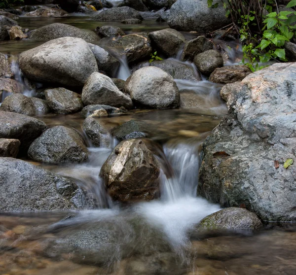 Água sobre rochas — Fotografia de Stock