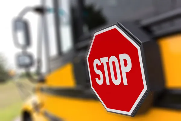 Escola sinal de paragem de autocarro — Fotografia de Stock