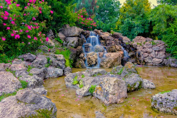 Очаровательный водопад — стоковое фото