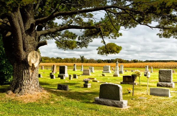 Höstens kyrkogård — Stockfoto