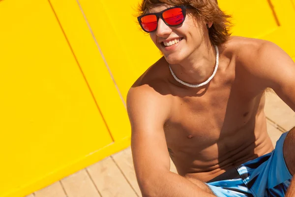 Handsome man watching the sea on a lifeguard house — Stock Photo, Image