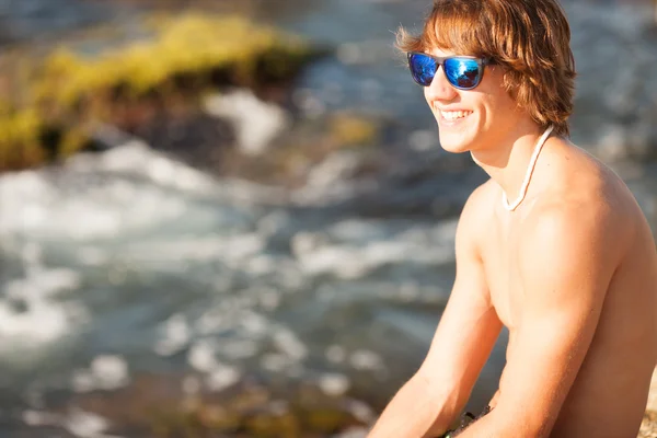 Portret van de jonge gezonde mooie mannen lachen op het strand — Stockfoto