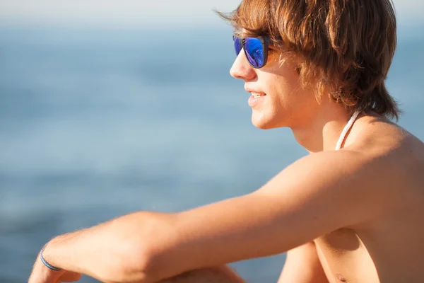 Fiatal, egészséges, szép férfi portré, nevetve a strandon — Stock Fotó