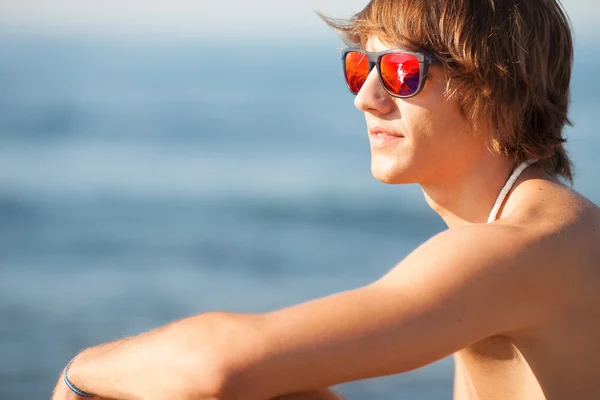 Młodych zdrowych mężczyzn piękny portret roześmiany na plaży — Zdjęcie stockowe