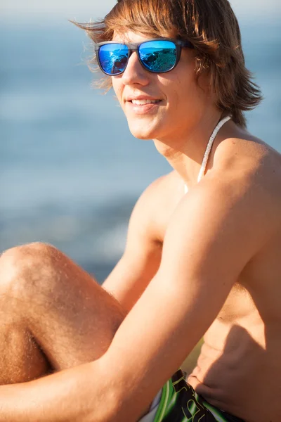 Mladíci zdravý krásný portrét smát na pláži — Stock fotografie