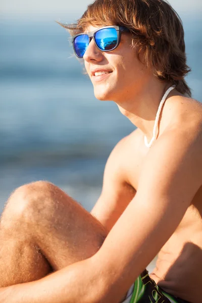 해변에서 웃 고 건강 한 아름 다운 젊은이 초상화 — 스톡 사진