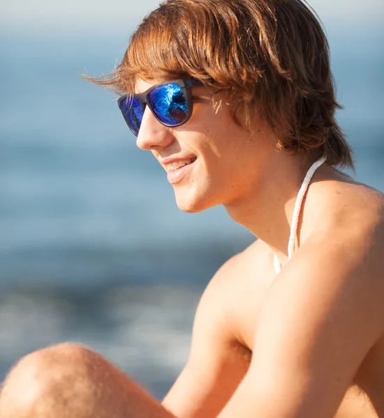 Young healthy beautiful men portrait laughing on the beach — Stock Photo, Image