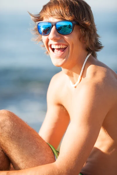 Jóvenes sanos hombres hermosos retrato riendo en la playa —  Fotos de Stock