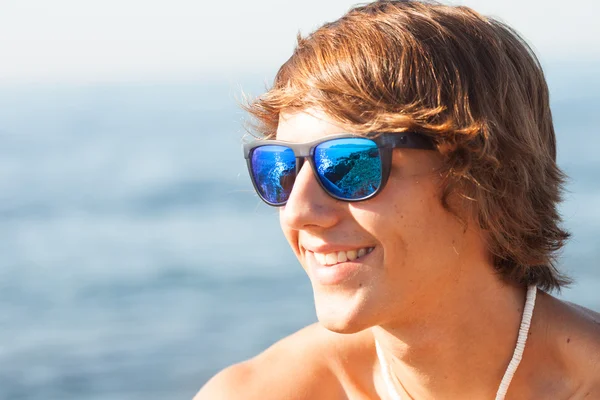 Fiatal, egészséges, szép férfi portré, nevetve a strandon — Stock Fotó