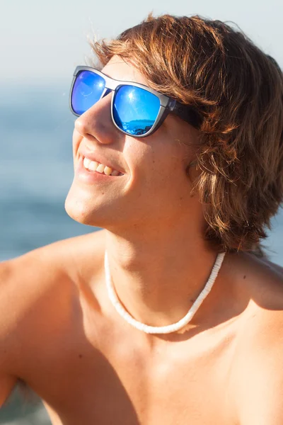 Unga friska vackra män porträtt skrattar på stranden — Stockfoto