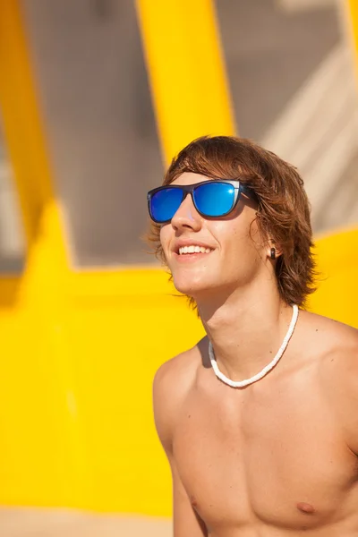 Jeune beau portrait d'hommes en bonne santé riant sur la plage — Photo