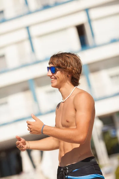 Junge gesunde schöne Männer porträtieren lachend am Strand — Stockfoto