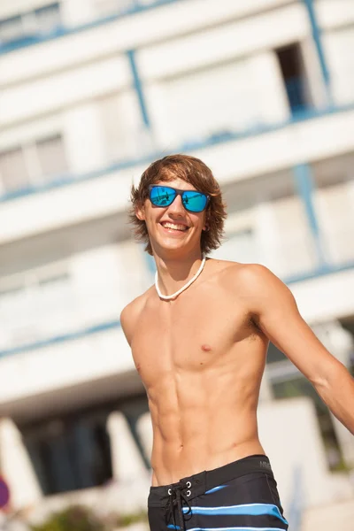 Unga friska vackra män porträtt skrattar på stranden — Stockfoto