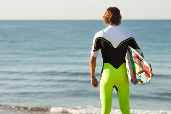 Junge Surferin vor dem Sprung ins Meer — Stockfoto