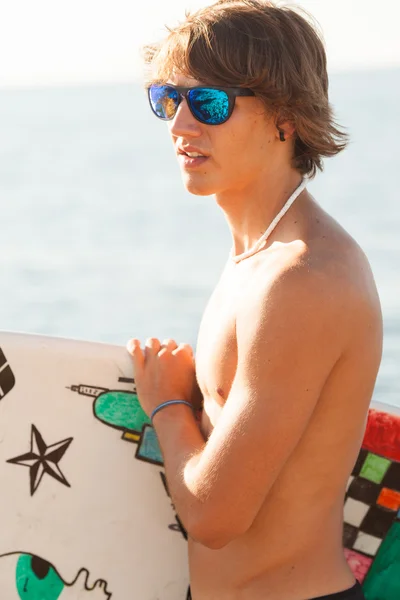 Jonge surfer over te krijgen in de zee — Stockfoto