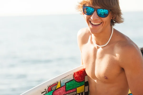 Jonge surfer over te krijgen in de zee — Stockfoto