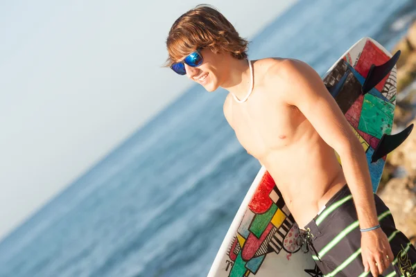Fiatal szörfös arról, hogy a tengerbe — Stock Fotó