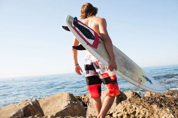 Mladý surfař se do moře — Stock fotografie