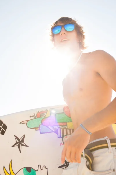 Mladý surfař se do moře — Stock fotografie