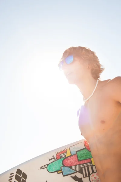 Unga surfare om att få i havet — Stockfoto