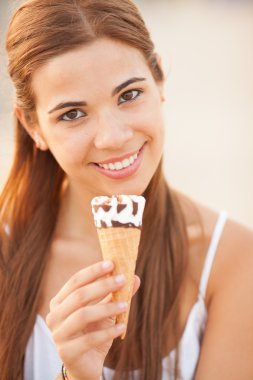 dondurma yeme genç ve güzel bir kadın portresi