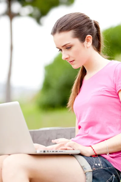 Młoda piękna kobieta za pomocą laptopa — Zdjęcie stockowe